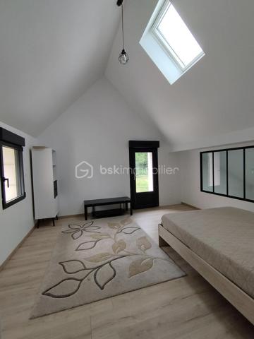 Vous recherchez le charme de l’ancien avec le confort d’une maison rénovée ? Cette maison en pierre apparente de 94 m² habitables devrait vous séduire.
Située à seulement 5 minutes du centre de Langeais et à proximité du futur demi-diffuseur de l’A85, elle bénéficie d’un emplacement pratique tout en conservant un cadre de vie agréable et paisible.
Édifiée sur une parcelle de terrain de plus de 1 300 m², elle offre de beaux espaces extérieurs, parfaits pour profiter des beaux jours, aménager un coin détente ou simplement apprécier un environnement verdoyant.
Au rez-de-chaussée, vous découvrirez un salon-séjour chaleureux, mis en valeur par la pierre apparente, un poêle à bois et une baie vitrée apportant une belle luminosité. Ce niveau comprend également une cuisine, une chambre avec dressing, une salle d’eau avec douche à l’italienne, une buanderie ainsi qu’un WC indépendant.
À l’étage, une mezzanine permet d’aménager un espace bureau, lecture ou détente, et dessert deux chambres supplémentaires.
Entièrement rénovée, cette maison combine le cachet de la pierre, des volumes bien pensés et un terrain généreux de plus de 1 300 m².
Un bien idéal pour les amateurs d’authenticité, à la recherche d’une maison prête à vivre, proche de Langeais et des futurs accès routiers.