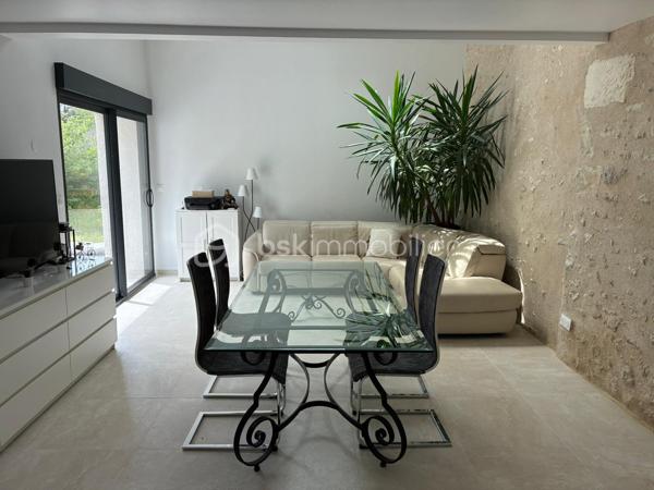 Vous recherchez le charme de l’ancien avec le confort d’une maison rénovée ? Cette maison en pierre apparente de 94 m² habitables devrait vous séduire.
Située à seulement 5 minutes du centre de Langeais et à proximité du futur demi-diffuseur de l’A85, elle bénéficie d’un emplacement pratique tout en conservant un cadre de vie agréable et paisible.
Édifiée sur une parcelle de terrain de plus de 1 300 m², elle offre de beaux espaces extérieurs, parfaits pour profiter des beaux jours, aménager un coin détente ou simplement apprécier un environnement verdoyant.
Au rez-de-chaussée, vous découvrirez un salon-séjour chaleureux, mis en valeur par la pierre apparente, un poêle à bois et une baie vitrée apportant une belle luminosité. Ce niveau comprend également une cuisine, une chambre avec dressing, une salle d’eau avec douche à l’italienne, une buanderie ainsi qu’un WC indépendant.
À l’étage, une mezzanine permet d’aménager un espace bureau, lecture ou détente, et dessert deux chambres supplémentaires.
Entièrement rénovée, cette maison combine le cachet de la pierre, des volumes bien pensés et un terrain généreux de plus de 1 300 m².
Un bien idéal pour les amateurs d’authenticité, à la recherche d’une maison prête à vivre, proche de Langeais et des futurs accès routiers.