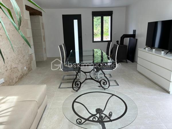 Vous recherchez le charme de l’ancien avec le confort d’une maison rénovée ? Cette maison en pierre apparente de 94 m² habitables devrait vous séduire.
Située à seulement 5 minutes du centre de Langeais et à proximité du futur demi-diffuseur de l’A85, elle bénéficie d’un emplacement pratique tout en conservant un cadre de vie agréable et paisible.
Édifiée sur une parcelle de terrain de plus de 1 300 m², elle offre de beaux espaces extérieurs, parfaits pour profiter des beaux jours, aménager un coin détente ou simplement apprécier un environnement verdoyant.
Au rez-de-chaussée, vous découvrirez un salon-séjour chaleureux, mis en valeur par la pierre apparente, un poêle à bois et une baie vitrée apportant une belle luminosité. Ce niveau comprend également une cuisine, une chambre avec dressing, une salle d’eau avec douche à l’italienne, une buanderie ainsi qu’un WC indépendant.
À l’étage, une mezzanine permet d’aménager un espace bureau, lecture ou détente, et dessert deux chambres supplémentaires.
Entièrement rénovée, cette maison combine le cachet de la pierre, des volumes bien pensés et un terrain généreux de plus de 1 300 m².
Un bien idéal pour les amateurs d’authenticité, à la recherche d’une maison prête à vivre, proche de Langeais et des futurs accès routiers.