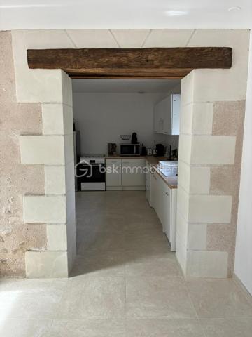 Vous recherchez le charme de l’ancien avec le confort d’une maison rénovée ? Cette maison en pierre apparente de 94 m² habitables devrait vous séduire.
Située à seulement 5 minutes du centre de Langeais et à proximité du futur demi-diffuseur de l’A85, elle bénéficie d’un emplacement pratique tout en conservant un cadre de vie agréable et paisible.
Édifiée sur une parcelle de terrain de plus de 1 300 m², elle offre de beaux espaces extérieurs, parfaits pour profiter des beaux jours, aménager un coin détente ou simplement apprécier un environnement verdoyant.
Au rez-de-chaussée, vous découvrirez un salon-séjour chaleureux, mis en valeur par la pierre apparente, un poêle à bois et une baie vitrée apportant une belle luminosité. Ce niveau comprend également une cuisine, une chambre avec dressing, une salle d’eau avec douche à l’italienne, une buanderie ainsi qu’un WC indépendant.
À l’étage, une mezzanine permet d’aménager un espace bureau, lecture ou détente, et dessert deux chambres supplémentaires.
Entièrement rénovée, cette maison combine le cachet de la pierre, des volumes bien pensés et un terrain généreux de plus de 1 300 m².
Un bien idéal pour les amateurs d’authenticité, à la recherche d’une maison prête à vivre, proche de Langeais et des futurs accès routiers.