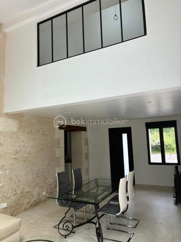 Vous recherchez le charme de l’ancien avec le confort d’une maison rénovée ? Cette maison en pierre apparente de 94 m² habitables devrait vous séduire.
Située à seulement 5 minutes du centre de Langeais et à proximité du futur demi-diffuseur de l’A85, elle bénéficie d’un emplacement pratique tout en conservant un cadre de vie agréable et paisible.
Édifiée sur une parcelle de terrain de plus de 1 300 m², elle offre de beaux espaces extérieurs, parfaits pour profiter des beaux jours, aménager un coin détente ou simplement apprécier un environnement verdoyant.
Au rez-de-chaussée, vous découvrirez un salon-séjour chaleureux, mis en valeur par la pierre apparente, un poêle à bois et une baie vitrée apportant une belle luminosité. Ce niveau comprend également une cuisine, une chambre avec dressing, une salle d’eau avec douche à l’italienne, une buanderie ainsi qu’un WC indépendant.
À l’étage, une mezzanine permet d’aménager un espace bureau, lecture ou détente, et dessert deux chambres supplémentaires.
Entièrement rénovée, cette maison combine le cachet de la pierre, des volumes bien pensés et un terrain généreux de plus de 1 300 m².
Un bien idéal pour les amateurs d’authenticité, à la recherche d’une maison prête à vivre, proche de Langeais et des futurs accès routiers.