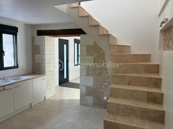 Vous recherchez le charme de l’ancien avec le confort d’une maison rénovée ? Cette maison en pierre apparente de 94 m² habitables devrait vous séduire.
Située à seulement 5 minutes du centre de Langeais et à proximité du futur demi-diffuseur de l’A85, elle bénéficie d’un emplacement pratique tout en conservant un cadre de vie agréable et paisible.
Édifiée sur une parcelle de terrain de plus de 1 300 m², elle offre de beaux espaces extérieurs, parfaits pour profiter des beaux jours, aménager un coin détente ou simplement apprécier un environnement verdoyant.
Au rez-de-chaussée, vous découvrirez un salon-séjour chaleureux, mis en valeur par la pierre apparente, un poêle à bois et une baie vitrée apportant une belle luminosité. Ce niveau comprend également une cuisine, une chambre avec dressing, une salle d’eau avec douche à l’italienne, une buanderie ainsi qu’un WC indépendant.
À l’étage, une mezzanine permet d’aménager un espace bureau, lecture ou détente, et dessert deux chambres supplémentaires.
Entièrement rénovée, cette maison combine le cachet de la pierre, des volumes bien pensés et un terrain généreux de plus de 1 300 m².
Un bien idéal pour les amateurs d’authenticité, à la recherche d’une maison prête à vivre, proche de Langeais et des futurs accès routiers.