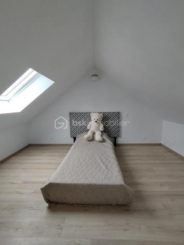 Vous recherchez le charme de l’ancien avec le confort d’une maison rénovée ? Cette maison en pierre apparente de 94 m² habitables devrait vous séduire.
Située à seulement 5 minutes du centre de Langeais et à proximité du futur demi-diffuseur de l’A85, elle bénéficie d’un emplacement pratique tout en conservant un cadre de vie agréable et paisible.
Édifiée sur une parcelle de terrain de plus de 1 300 m², elle offre de beaux espaces extérieurs, parfaits pour profiter des beaux jours, aménager un coin détente ou simplement apprécier un environnement verdoyant.
Au rez-de-chaussée, vous découvrirez un salon-séjour chaleureux, mis en valeur par la pierre apparente, un poêle à bois et une baie vitrée apportant une belle luminosité. Ce niveau comprend également une cuisine, une chambre avec dressing, une salle d’eau avec douche à l’italienne, une buanderie ainsi qu’un WC indépendant.
À l’étage, une mezzanine permet d’aménager un espace bureau, lecture ou détente, et dessert deux chambres supplémentaires.
Entièrement rénovée, cette maison combine le cachet de la pierre, des volumes bien pensés et un terrain généreux de plus de 1 300 m².
Un bien idéal pour les amateurs d’authenticité, à la recherche d’une maison prête à vivre, proche de Langeais et des futurs accès routiers.