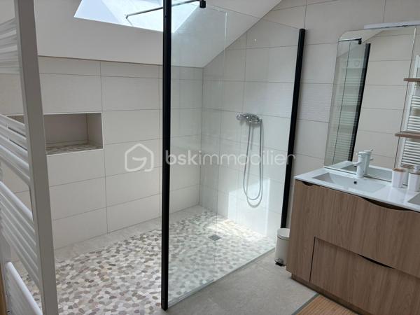 Vous recherchez le charme de l’ancien avec le confort d’une maison rénovée ? Cette maison en pierre apparente de 94 m² habitables devrait vous séduire.
Située à seulement 5 minutes du centre de Langeais et à proximité du futur demi-diffuseur de l’A85, elle bénéficie d’un emplacement pratique tout en conservant un cadre de vie agréable et paisible.
Édifiée sur une parcelle de terrain de plus de 1 300 m², elle offre de beaux espaces extérieurs, parfaits pour profiter des beaux jours, aménager un coin détente ou simplement apprécier un environnement verdoyant.
Au rez-de-chaussée, vous découvrirez un salon-séjour chaleureux, mis en valeur par la pierre apparente, un poêle à bois et une baie vitrée apportant une belle luminosité. Ce niveau comprend également une cuisine, une chambre avec dressing, une salle d’eau avec douche à l’italienne, une buanderie ainsi qu’un WC indépendant.
À l’étage, une mezzanine permet d’aménager un espace bureau, lecture ou détente, et dessert deux chambres supplémentaires.
Entièrement rénovée, cette maison combine le cachet de la pierre, des volumes bien pensés et un terrain généreux de plus de 1 300 m².
Un bien idéal pour les amateurs d’authenticité, à la recherche d’une maison prête à vivre, proche de Langeais et des futurs accès routiers.