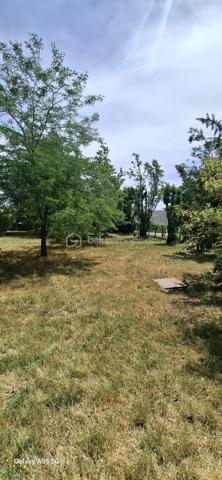 À vendre, terrain plat de 1100 m², entièrement viabilisé. Idéalement situé, à proximité immédiate du centre-ville, des collèges, de la poste, des banques, tout en offrant un cadre verdoyant et calme, comme à la campagne. Ne manquez pas cette opportunité rare, contactez-nous pour plus d’informations et pour organiser une visite.