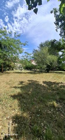 À vendre, terrain plat de 1100 m², entièrement viabilisé. Idéalement situé, à proximité immédiate du centre-ville, des collèges, de la poste, des banques, tout en offrant un cadre verdoyant et calme, comme à la campagne. Ne manquez pas cette opportunité rare, contactez-nous pour plus d’informations et pour organiser une visite.
