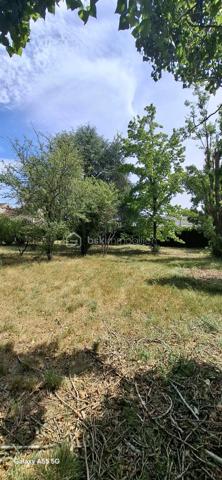 À vendre, terrain plat de 1100 m², entièrement viabilisé. Idéalement situé, à proximité immédiate du centre-ville, des collèges, de la poste, des banques, tout en offrant un cadre verdoyant et calme, comme à la campagne. Ne manquez pas cette opportunité rare, contactez-nous pour plus d’informations et pour organiser une visite.