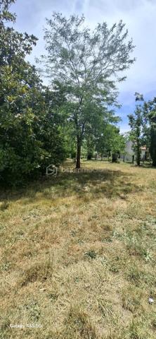 À vendre, terrain plat de 1100 m², entièrement viabilisé. Idéalement situé, à proximité immédiate du centre-ville, des collèges, de la poste, des banques, tout en offrant un cadre verdoyant et calme, comme à la campagne. Ne manquez pas cette opportunité rare, contactez-nous pour plus d’informations et pour organiser une visite.