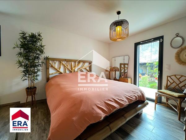 Maison contemporaine de plain-pied avec jardin et garage