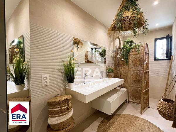 Maison contemporaine de plain-pied avec jardin et garage