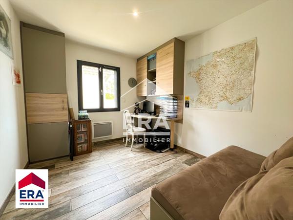 Maison contemporaine de plain-pied avec jardin et garage