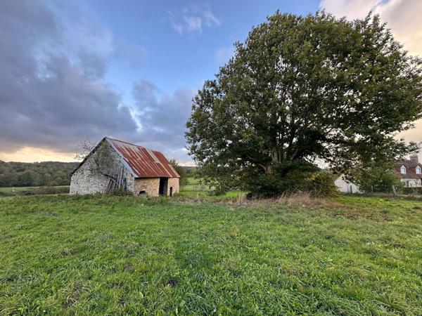 Terrain de 2 800 m² avec bâtiment en pierre – Lonlay-l’Abbaye