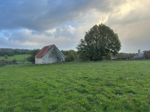 Terrain de 2 800 m² avec bâtiment en pierre – Lonlay-l’Abbaye