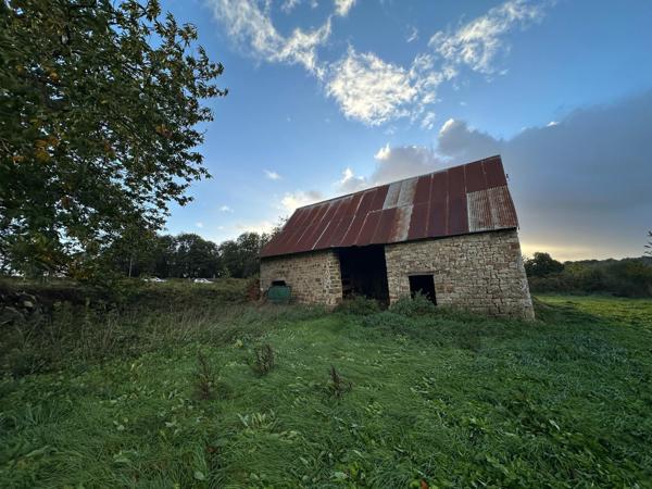 Terrain de 2 800 m² avec bâtiment en pierre – Lonlay-l’Abbaye