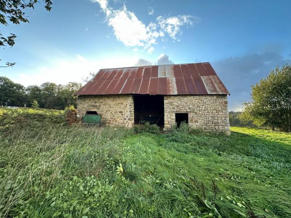 Terrain de 2 800 m² avec bâtiment en pierre – Lonlay-l’Abbaye
