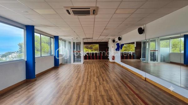 À VENDRE – Fonds de commerce Club de Fitness à Antibes

Opportunité de reprise d’un club de fitness indépendant bénéficiant d’une excellente notoriété locale et d’une clientèle fidélisée sur le secteur dynamique d’Antibes, à proximité immédiate des grands axes et zones commerciales.
L’établissement dispose d’un espace d’environ 600 m², comprenant zones de musculation, cardio-training, cross-training, cycling et cours collectifs. L’outil de travail est opérationnel et permet une reprise immédiate de l’activité sans investissement majeur.

Points forts
•	Emplacement stratégique au cœur du bassin économique d’Antibes
•	Clientèle récurrente et portefeuille d’abonnés fidélisés
•	Équipements professionnels récents et entretenus
•	Réputation établie
•	Activité clé en main avec potentiel de développement
•	Parking et accès facile

Chiffres clés
CA 2025 : 174.000 €
Progression : + 5.5%
Loyer mensuel ht : 4.860 € (incluant TF et taxe s/locaux commerciaux)
Bail de 9 ans arrivant à échéance le 31/12/2027