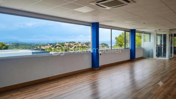 À VENDRE – Fonds de commerce Club de Fitness à Antibes

Opportunité de reprise d’un club de fitness indépendant bénéficiant d’une excellente notoriété locale et d’une clientèle fidélisée sur le secteur dynamique d’Antibes, à proximité immédiate des grands axes et zones commerciales.
L’établissement dispose d’un espace d’environ 600 m², comprenant zones de musculation, cardio-training, cross-training, cycling et cours collectifs. L’outil de travail est opérationnel et permet une reprise immédiate de l’activité sans investissement majeur.

Points forts
•	Emplacement stratégique au cœur du bassin économique d’Antibes
•	Clientèle récurrente et portefeuille d’abonnés fidélisés
•	Équipements professionnels récents et entretenus
•	Réputation établie
•	Activité clé en main avec potentiel de développement
•	Parking et accès facile

Chiffres clés
CA 2025 : 174.000 €
Progression : + 5.5%
Loyer mensuel ht : 4.860 € (incluant TF et taxe s/locaux commerciaux)
Bail de 9 ans arrivant à échéance le 31/12/2027