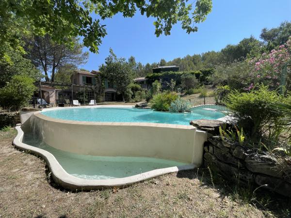 Maison
         9 pièces
        - 265 m² Bien prestige 995 000 € *