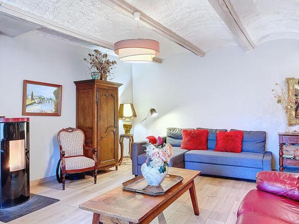 Maison de village de 182m², 4 chambres, garages.