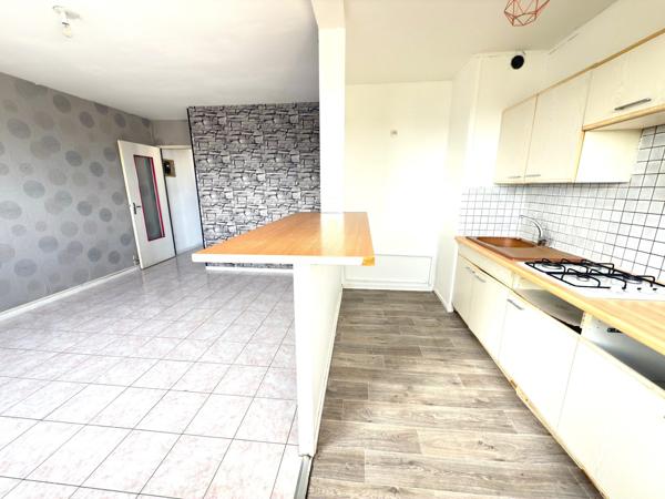 SECTEUR LES JUSTICES -  Appartement T2 à rénover avec ascenseur et stationnement