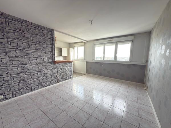 SECTEUR LES JUSTICES -  Appartement T2 à rénover avec ascenseur et stationnement