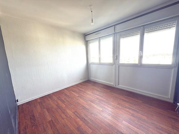 SECTEUR LES JUSTICES -  Appartement T2 à rénover avec ascenseur et stationnement