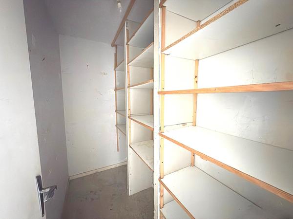 SECTEUR LES JUSTICES -  Appartement T2 à rénover avec ascenseur et stationnement