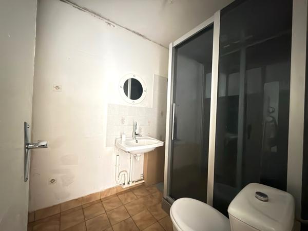 SECTEUR LES JUSTICES -  Appartement T2 à rénover avec ascenseur et stationnement