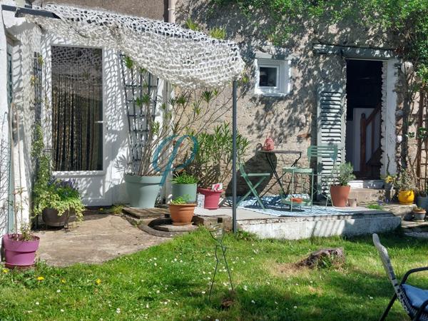 Charmante maison en pierre sur 3 niveaux, cœur du bourg