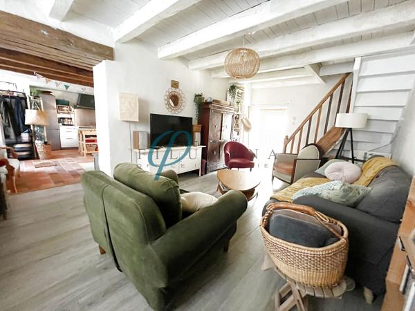 Charmante maison en pierre sur 3 niveaux, cœur du bourg
