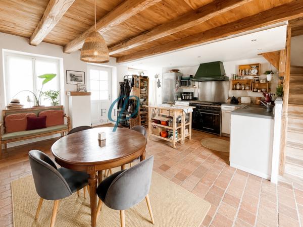 Charmante maison en pierre sur 3 niveaux, cœur du bourg
