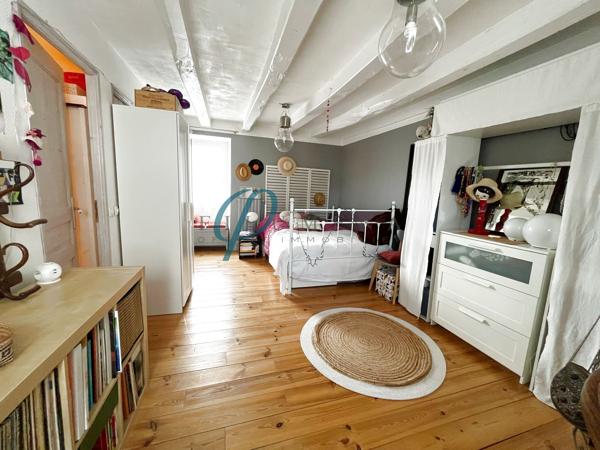 Charmante maison en pierre sur 3 niveaux, cœur du bourg