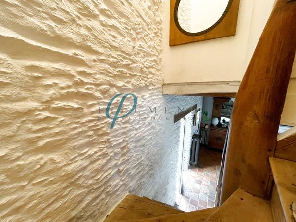 Charmante maison en pierre sur 3 niveaux, cœur du bourg