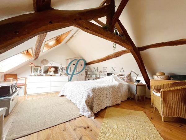 Charmante maison en pierre sur 3 niveaux, cœur du bourg