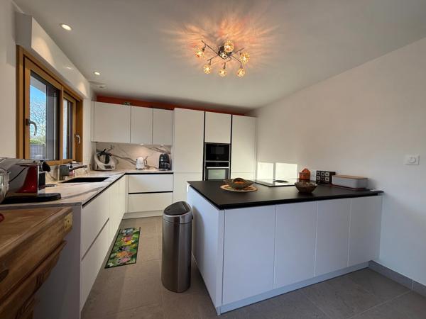 BEGMEIL (29) – Maison familiale rénovée avec prestations modernes, 5 chambres et terrasse plein sud à 700 m de la plage