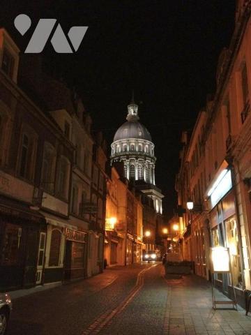 Offrant une vue sur la cour intérieure, l'établissement Aux Pieds de La Cathédrale dans la Viei...