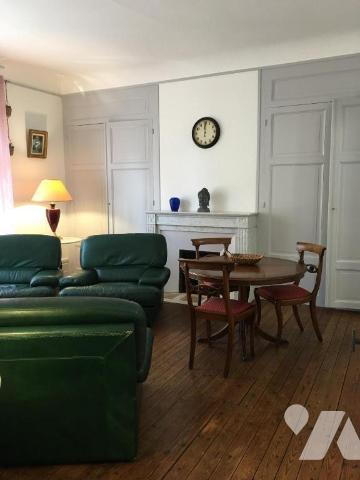 Offrant une vue sur la cour intérieure, l'établissement Aux Pieds de La Cathédrale dans la Viei...