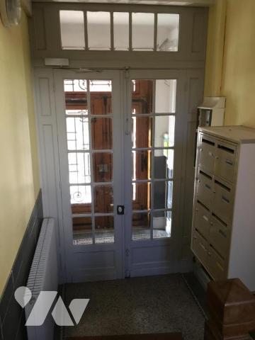 Offrant une vue sur la cour intérieure, l'établissement Aux Pieds de La Cathédrale dans la Viei...