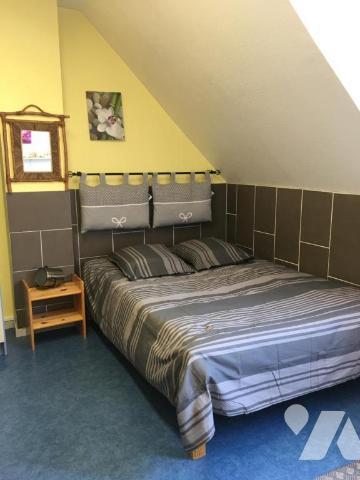 Offrant une vue sur la cour intérieure, l'établissement Aux Pieds de La Cathédrale dans la Viei...