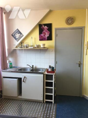 Offrant une vue sur la cour intérieure, l'établissement Aux Pieds de La Cathédrale dans la Viei...