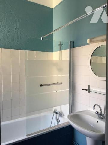 Offrant une vue sur la cour intérieure, l'établissement Aux Pieds de La Cathédrale dans la Viei...