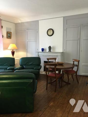 Offrant une vue sur la cour intérieure, l'établissement Aux Pieds de La Cathédrale dans la Viei...