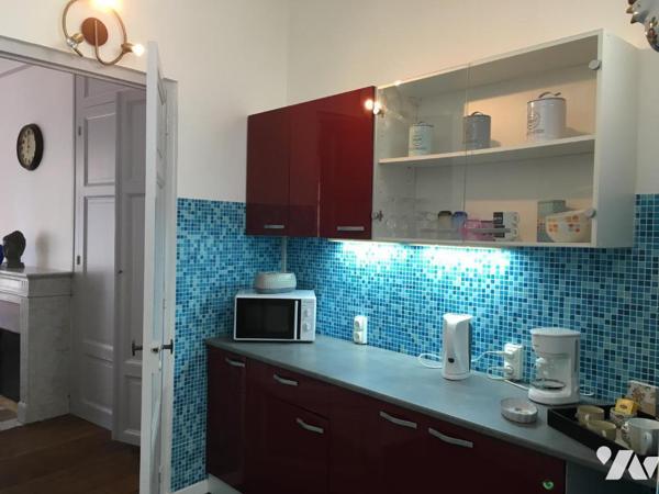 Offrant une vue sur la cour intérieure, l'établissement Aux Pieds de La Cathédrale dans la Viei...