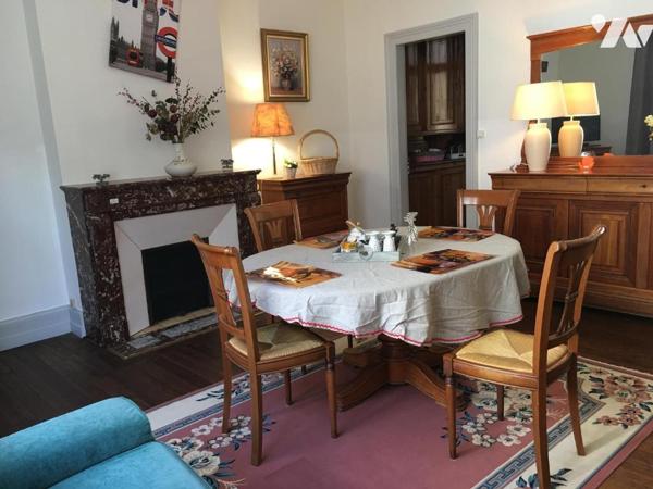 Offrant une vue sur la cour intérieure, l'établissement Aux Pieds de La Cathédrale dans la Viei...