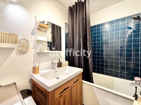 Appartement
         3 pièces
        - 61 m² 364 000 € *