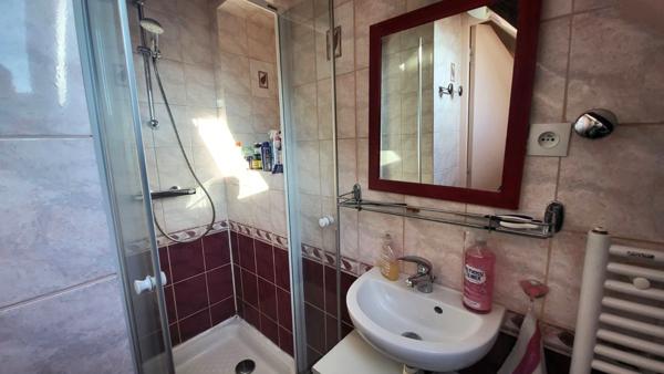 VEIGNÉ - 37250 - MAISON PLEINE DE CHARME - LOGEMENT ÉCONOME DPE CLASSÉ C - 4 CHAMBRES - AU CALME - GRAND GARAGE - PARCELLE DE 531M2