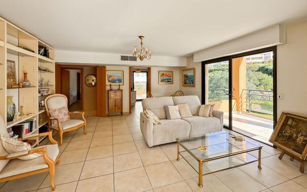 Appartement à vendre    3 pièces • 75,89 m2 Saint-Raphaël