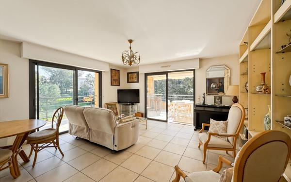 Appartement à vendre    3 pièces • 75,89 m2 Saint-Raphaël