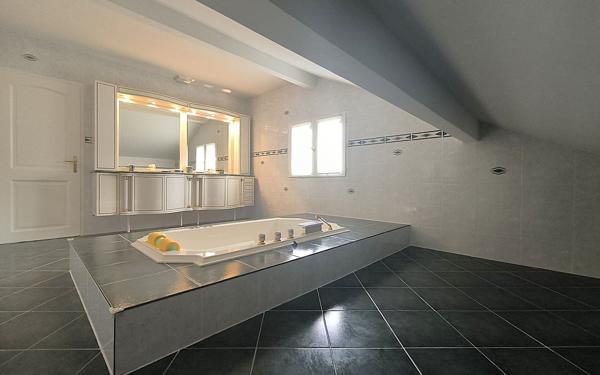 Maison à vendre    7 pièces •  Prévessin-Moëns