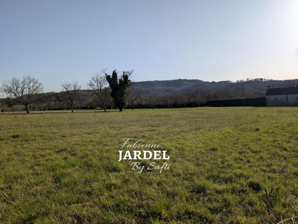 Terrain constructible borné de 2013 m² situé sur Carsac-Aillac